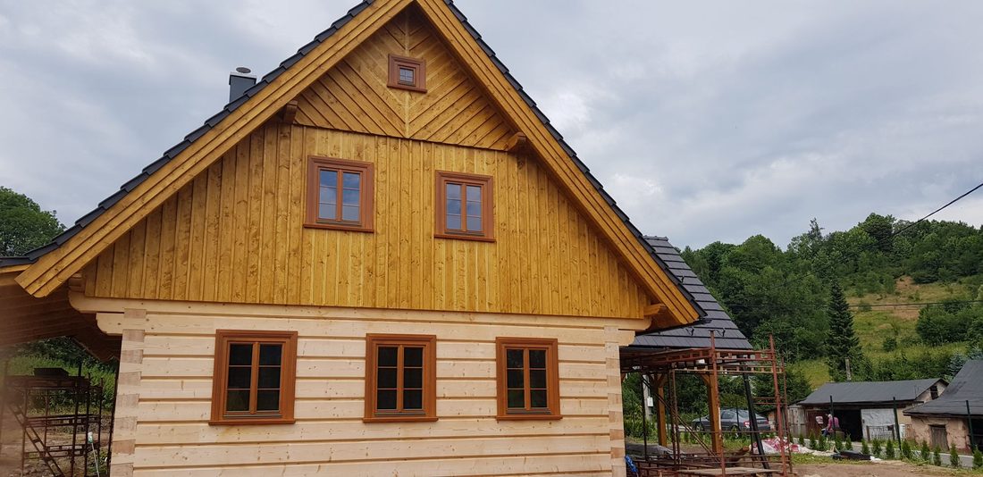 Roubený dům s dřevěným obkladem a špaletovými okny na míru