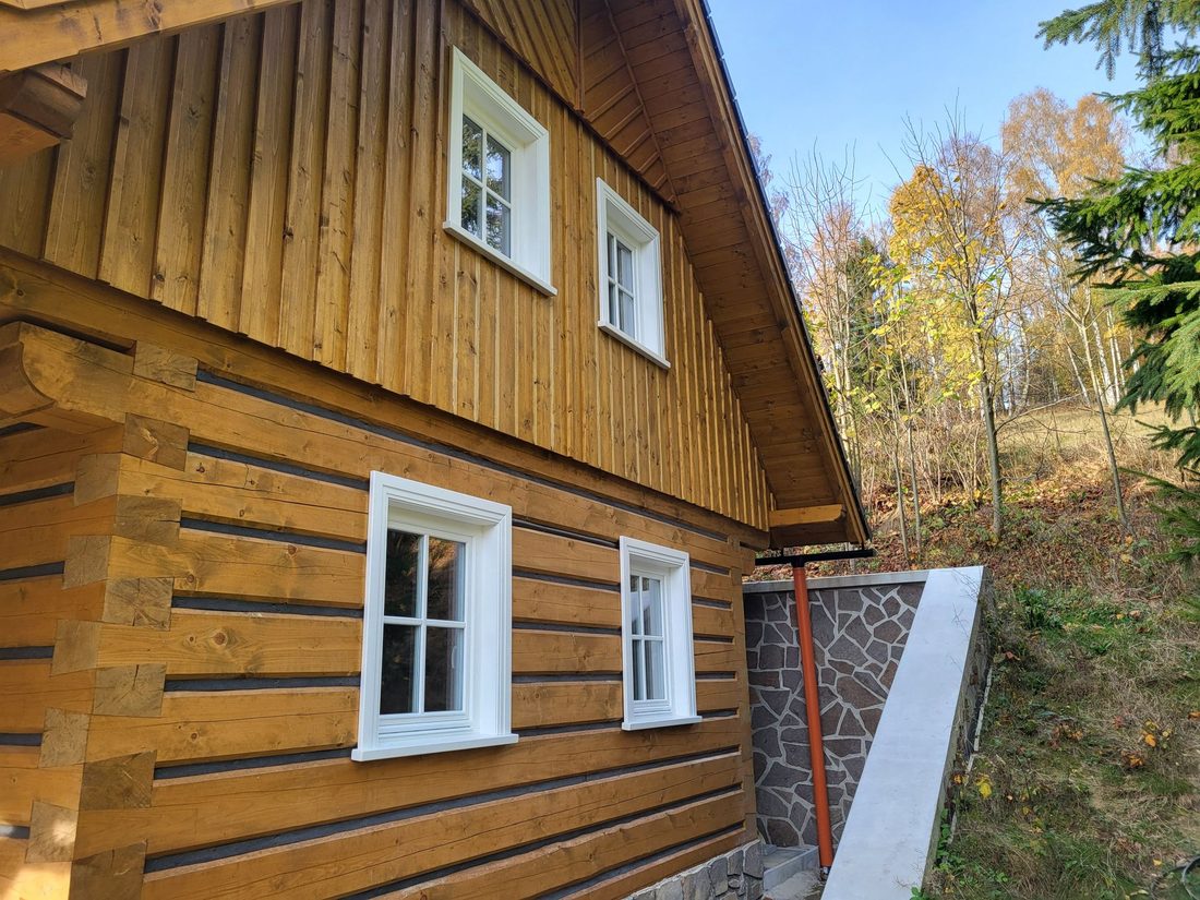 Špaletová okna na fasádě roubenky
