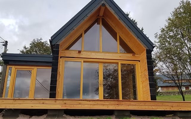 Dřevěná okna a prosklené portály na míru
